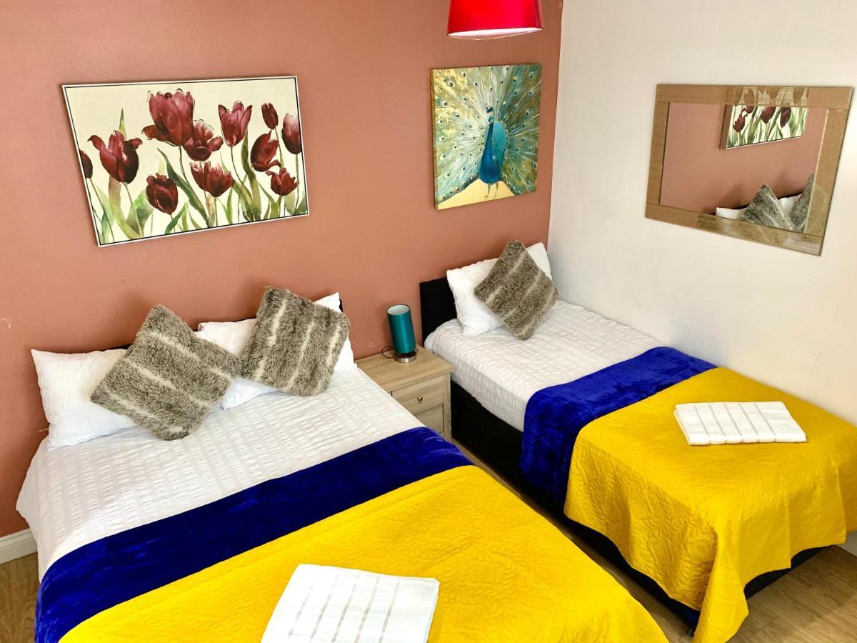 Apartment 4 Bedrooms, 3 Baths, Full Kitchen And Lounge, Garden, Free Parking *