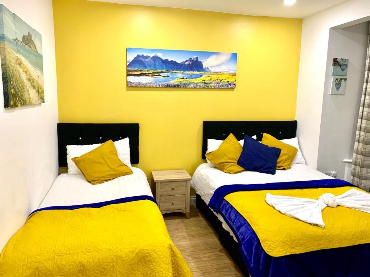 Apartment 4 Bedrooms, 3 Baths, Full Kitchen And Lounge, Garden, Free Parking *