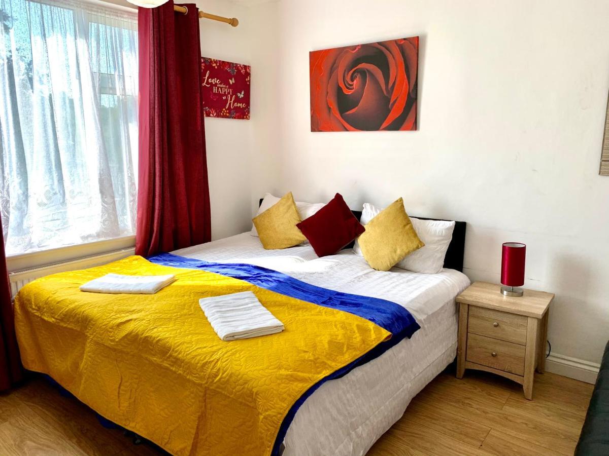 4 Bedrooms, 3 Baths, Full Kitchen And Lounge, Garden, Free Parking London