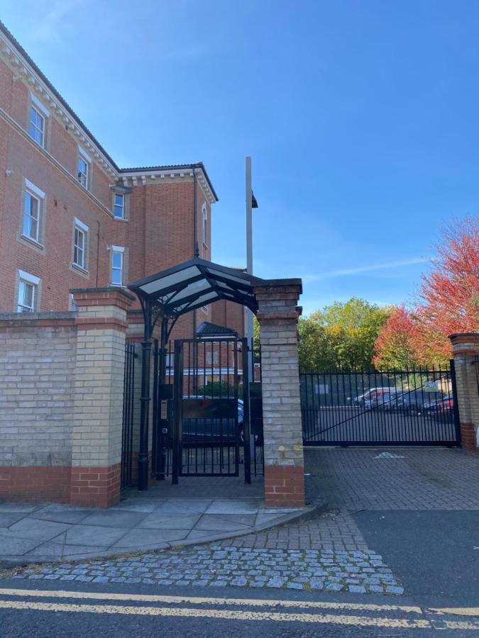 Spacious Neat Penthouse With Great View In * Londres