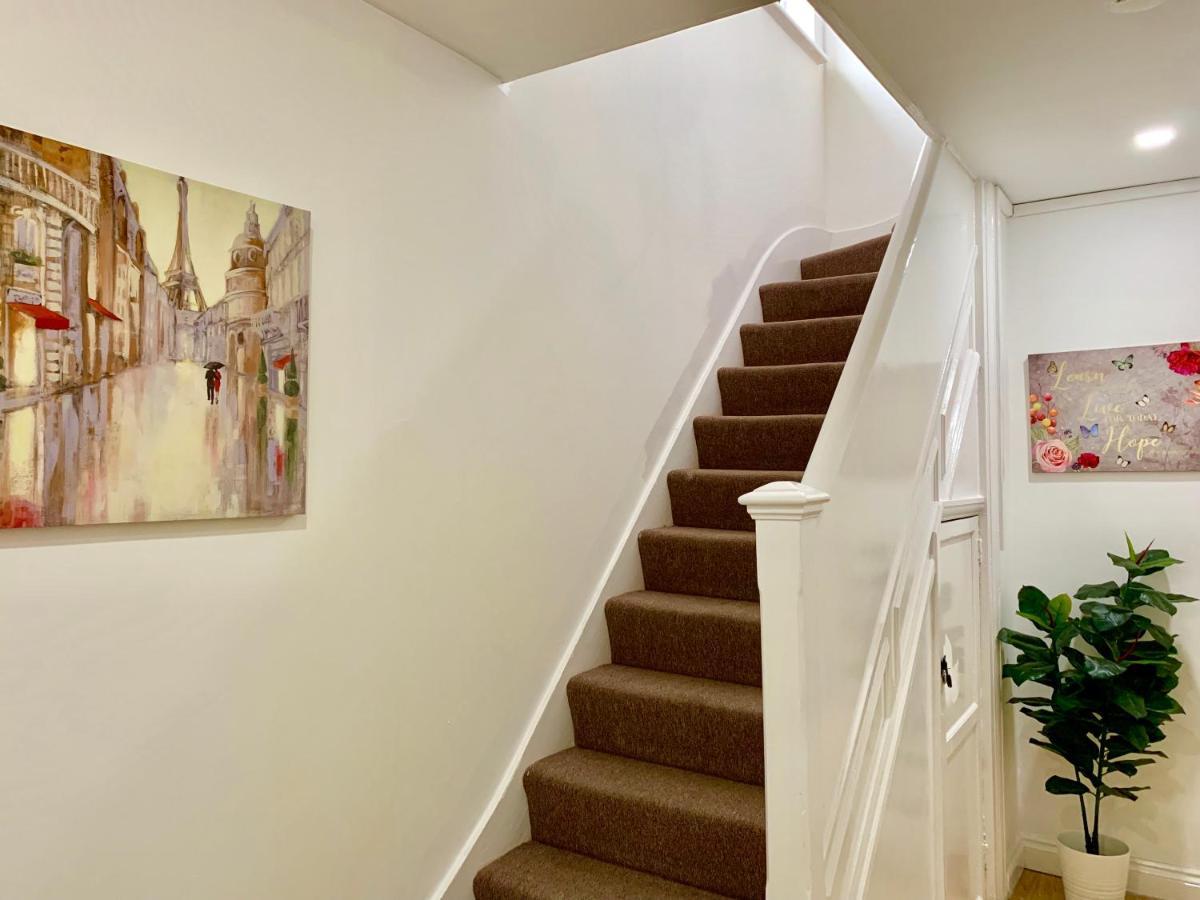 4 Bedrooms, 3 Baths, Full Kitchen And Lounge, Garden, Free Parking Apartment *