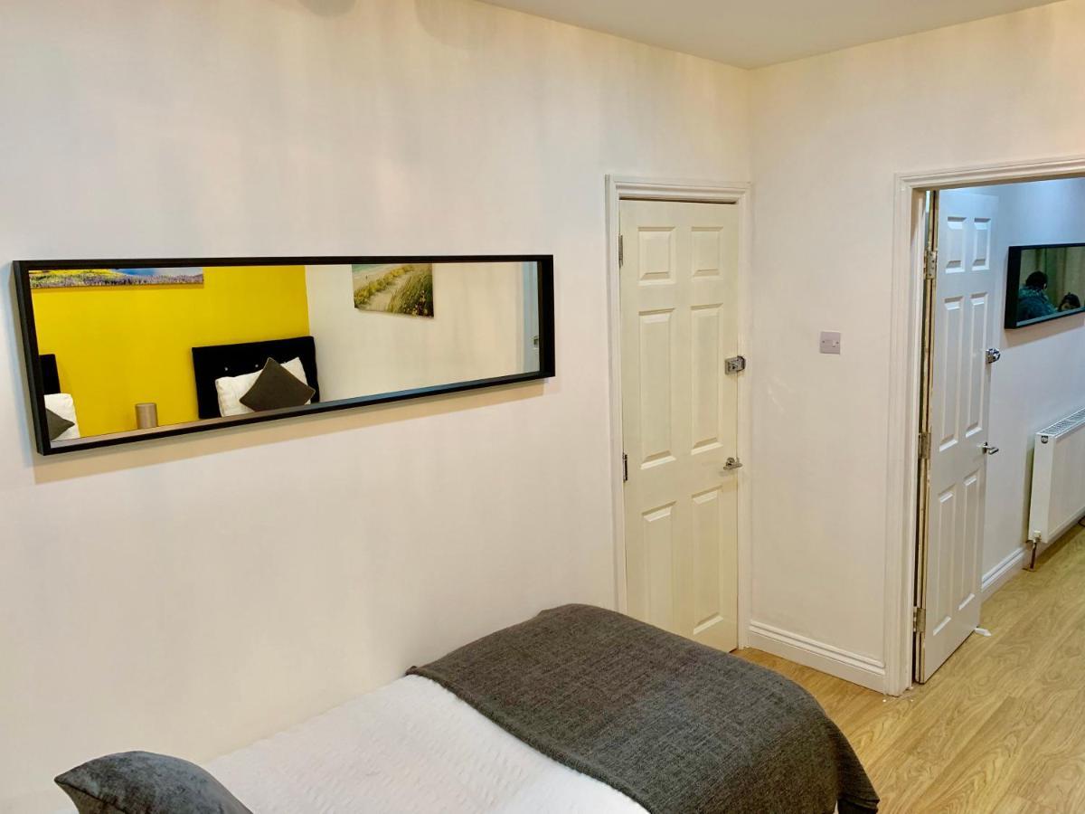 Apartment 4 Bedrooms, 3 Baths, Full Kitchen And Lounge, Garden, Free Parking *