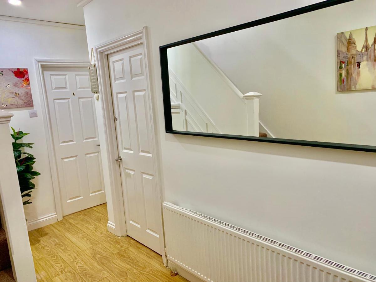 4 Bedrooms, 3 Baths, Full Kitchen And Lounge, Garden, Free Parking London