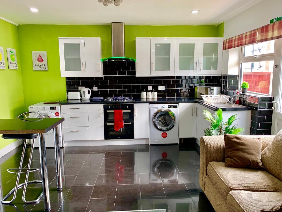 4 Bedrooms, 3 Baths, Full Kitchen And Lounge, Garden, Free Parking London