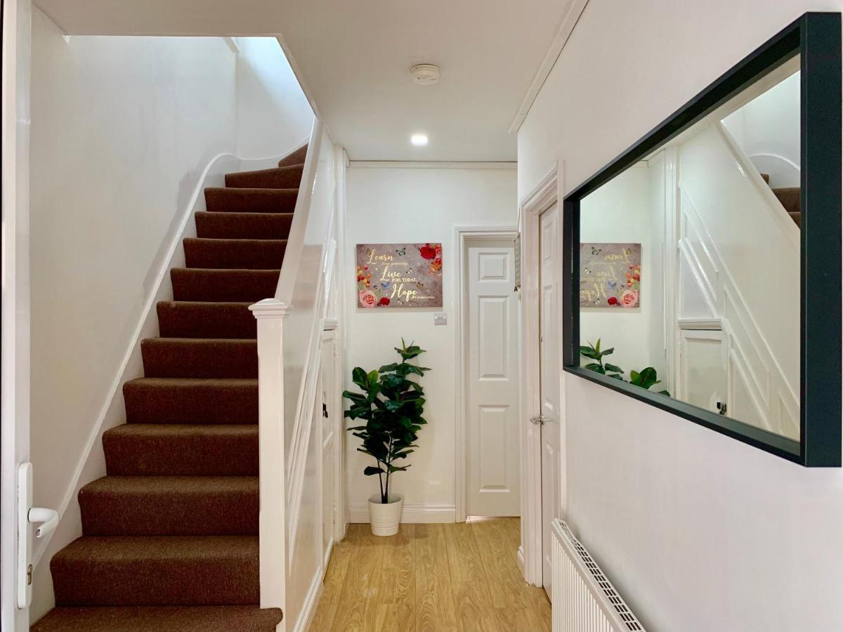 Apartment 4 Bedrooms, 3 Baths, Full Kitchen And Lounge, Garden, Free Parking *