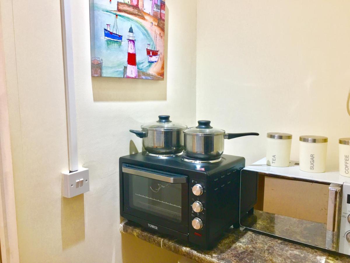 4 Bedrooms, 3 Baths, Full Kitchen And Lounge, Garden, Free Parking Apartment London