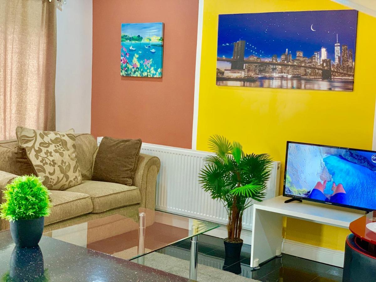 Apartment 4 Bedrooms, 3 Baths, Full Kitchen And Lounge, Garden, Free Parking London