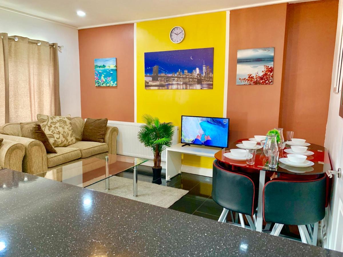 Apartment 4 Bedrooms, 3 Baths, Full Kitchen And Lounge, Garden, Free Parking *
