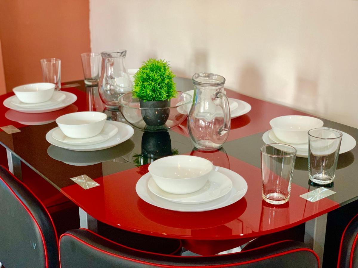 Apartment 4 Bedrooms, 3 Baths, Full Kitchen And Lounge, Garden, Free Parking
