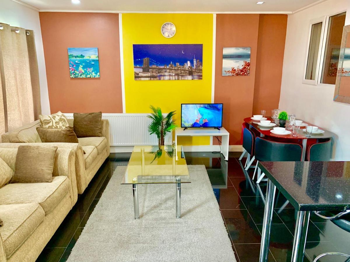 4 Bedrooms, 3 Baths, Full Kitchen And Lounge, Garden, Free Parking *