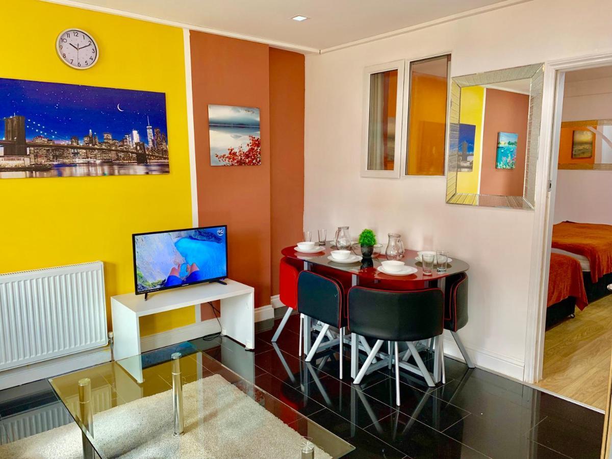 4 Bedrooms, 3 Baths, Full Kitchen And Lounge, Garden, Free Parking * London