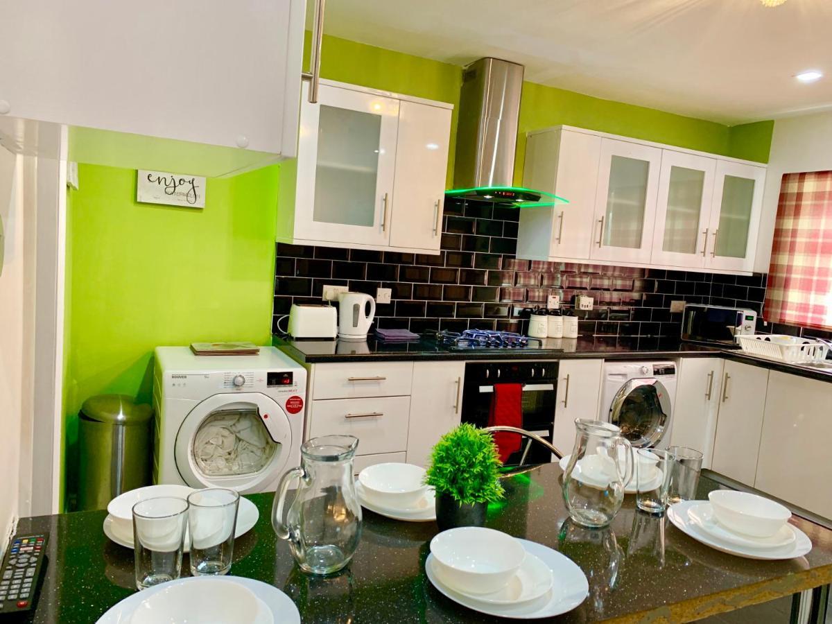 4 Bedrooms, 3 Baths, Full Kitchen And Lounge, Garden, Free Parking Apartment