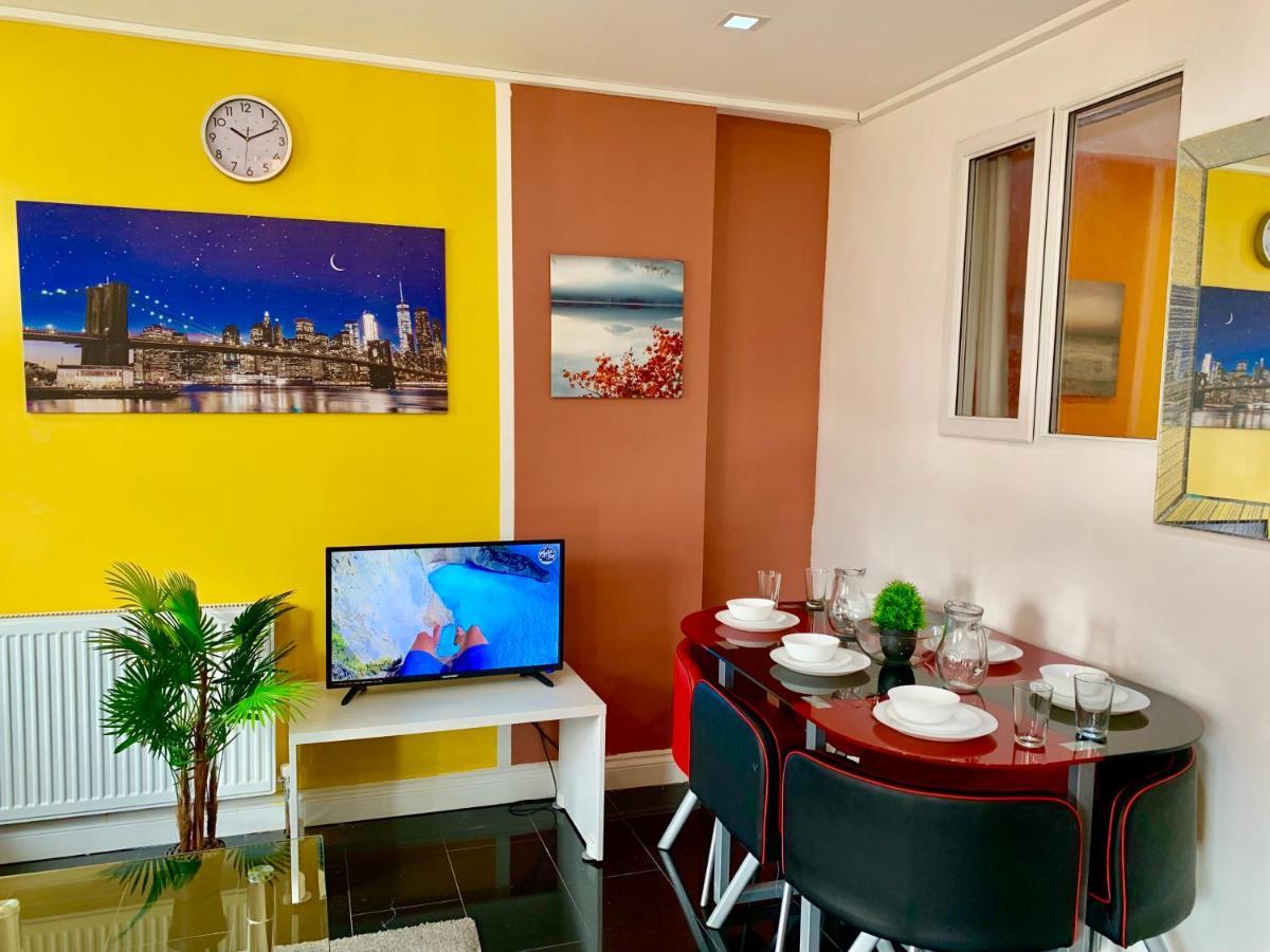 Apartment 4 Bedrooms, 3 Baths, Full Kitchen And Lounge, Garden, Free Parking *
