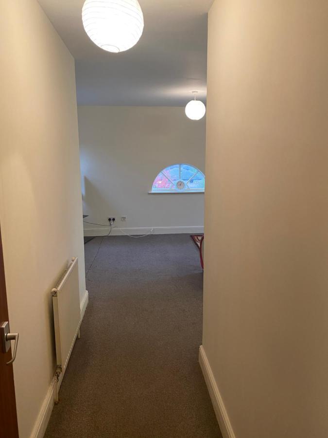 Spacious Neat Penthouse With Great View In * London