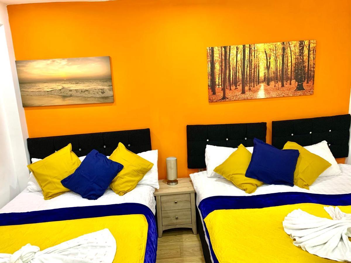 4 Bedrooms, 3 Baths, Full Kitchen And Lounge, Garden, Free Parking Apartment