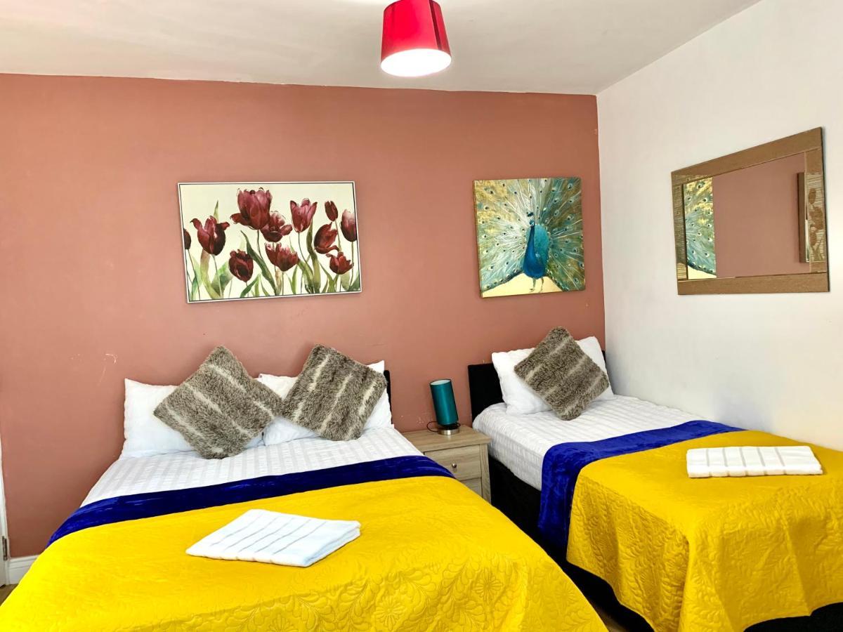 4 Bedrooms, 3 Baths, Full Kitchen And Lounge, Garden, Free Parking Apartment