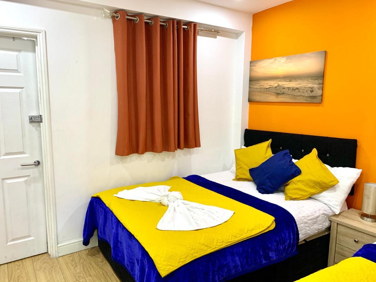 4 Bedrooms, 3 Baths, Full Kitchen And Lounge, Garden, Free Parking Apartment