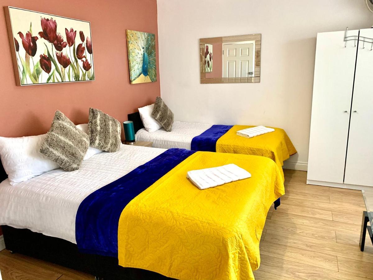 4 Bedrooms, 3 Baths, Full Kitchen And Lounge, Garden, Free Parking Apartment *
