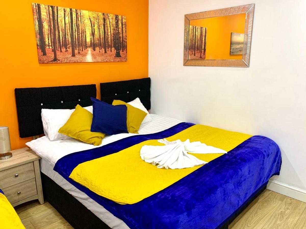 4 Bedrooms, 3 Baths, Full Kitchen And Lounge, Garden, Free Parking London