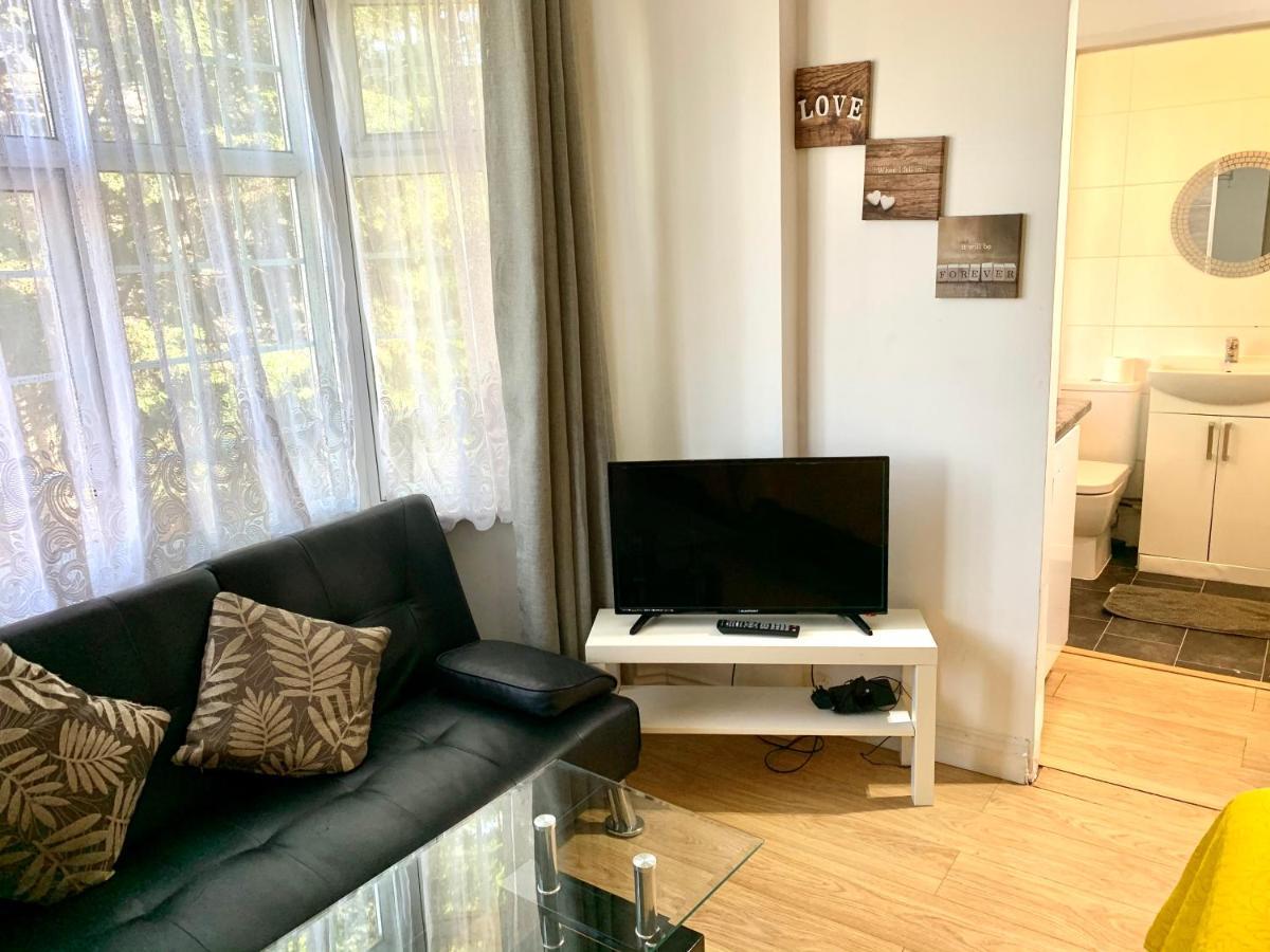 4 Bedrooms, 3 Baths, Full Kitchen And Lounge, Garden, Free Parking London