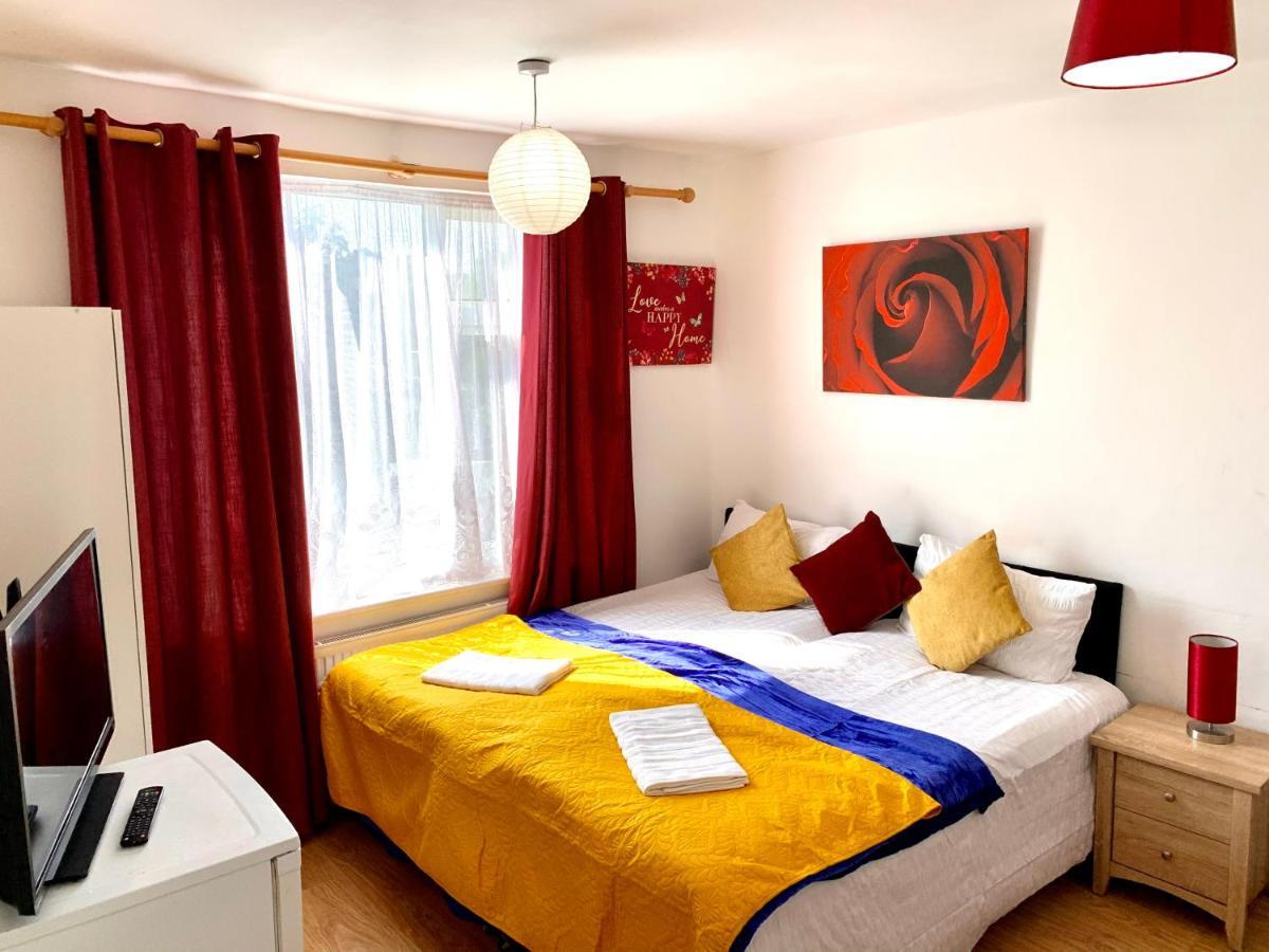 4 Bedrooms, 3 Baths, Full Kitchen And Lounge, Garden, Free Parking * London