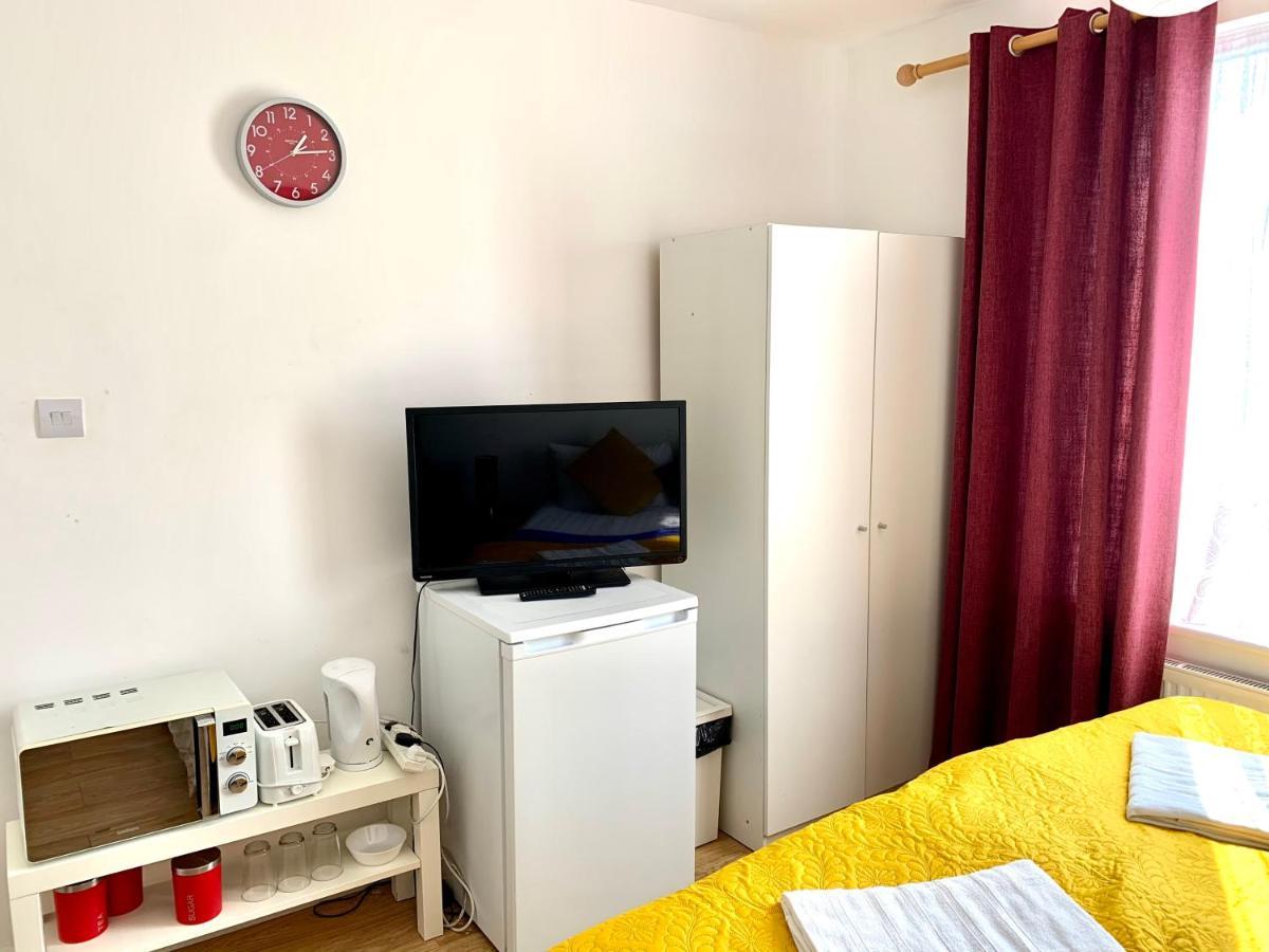 Apartment 4 Bedrooms, 3 Baths, Full Kitchen And Lounge, Garden, Free Parking *