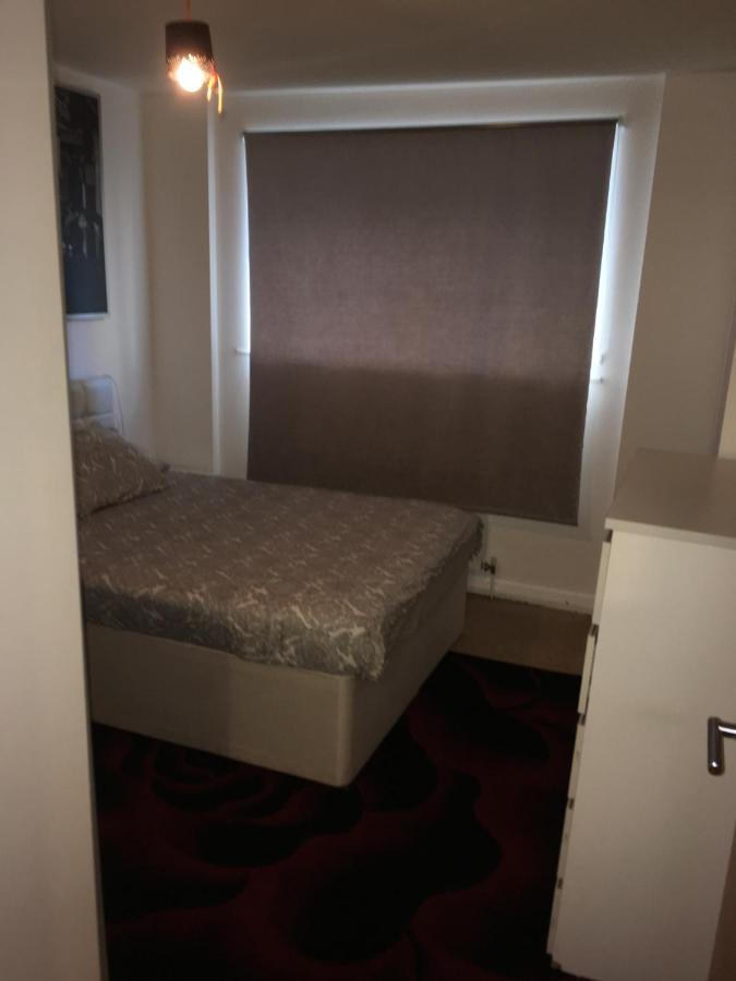 1 Bed Near Canary Wharf Centre Apartment London