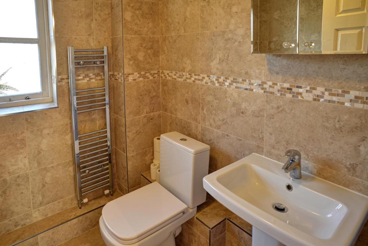 Modern & Spacious - Walk To Excel- Parking London