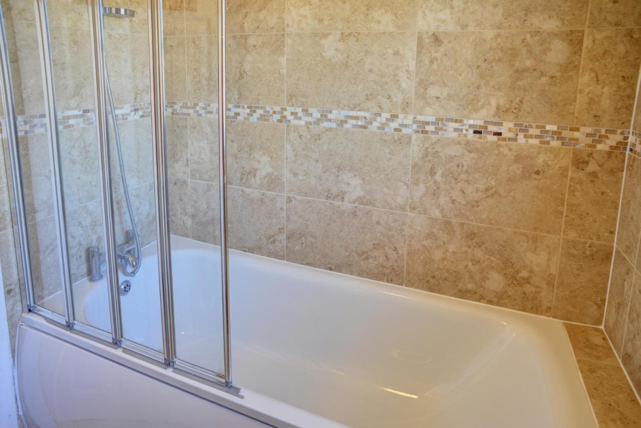Holiday home Modern & Spacious - Walk To Excel- Parking