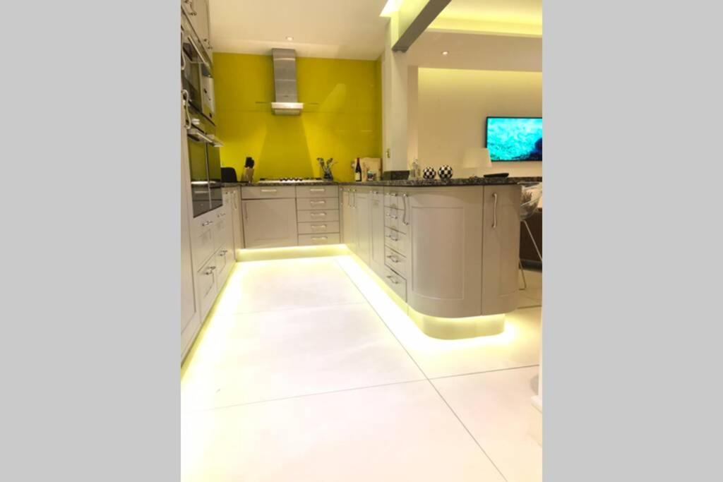 Stylish Large Cool 3 Bed 3 Bath Marylebone +ac * London
