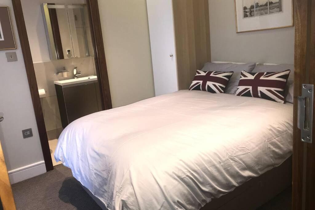 Stylish Large Cool 3 Bed 3 Bath Marylebone +ac London