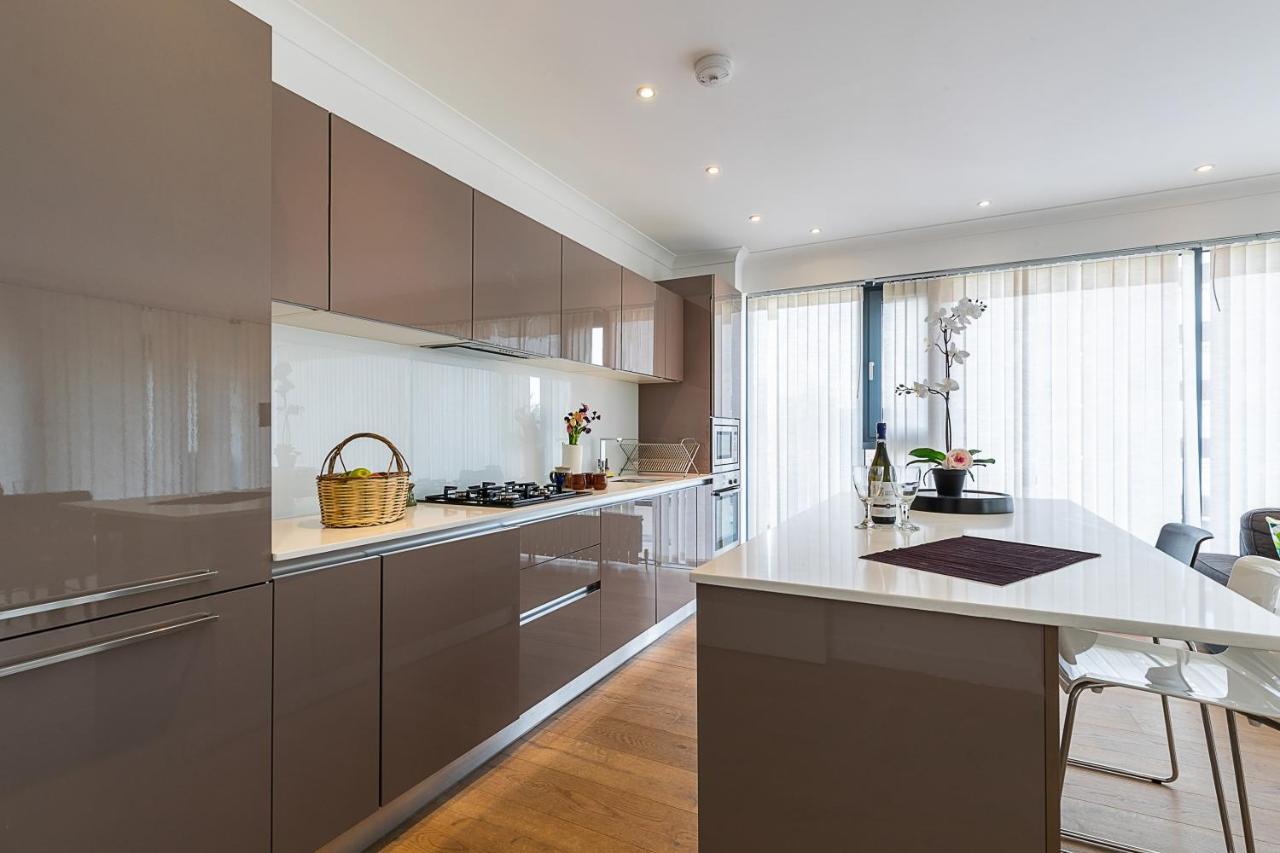 Bermondsey Apartment *