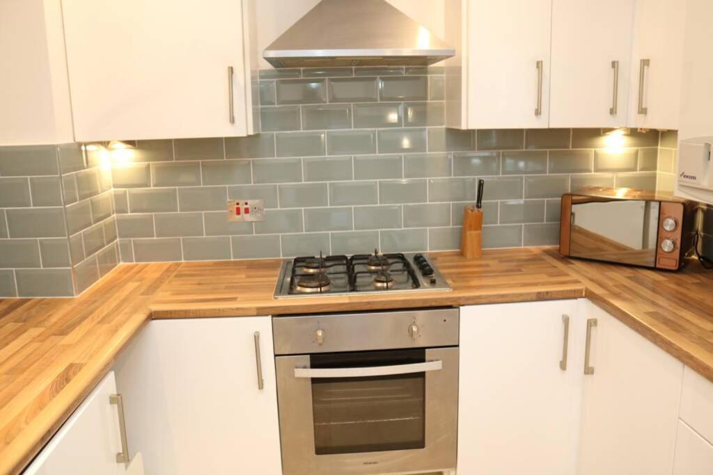 Large 3 Bedroom In Gated Development * London