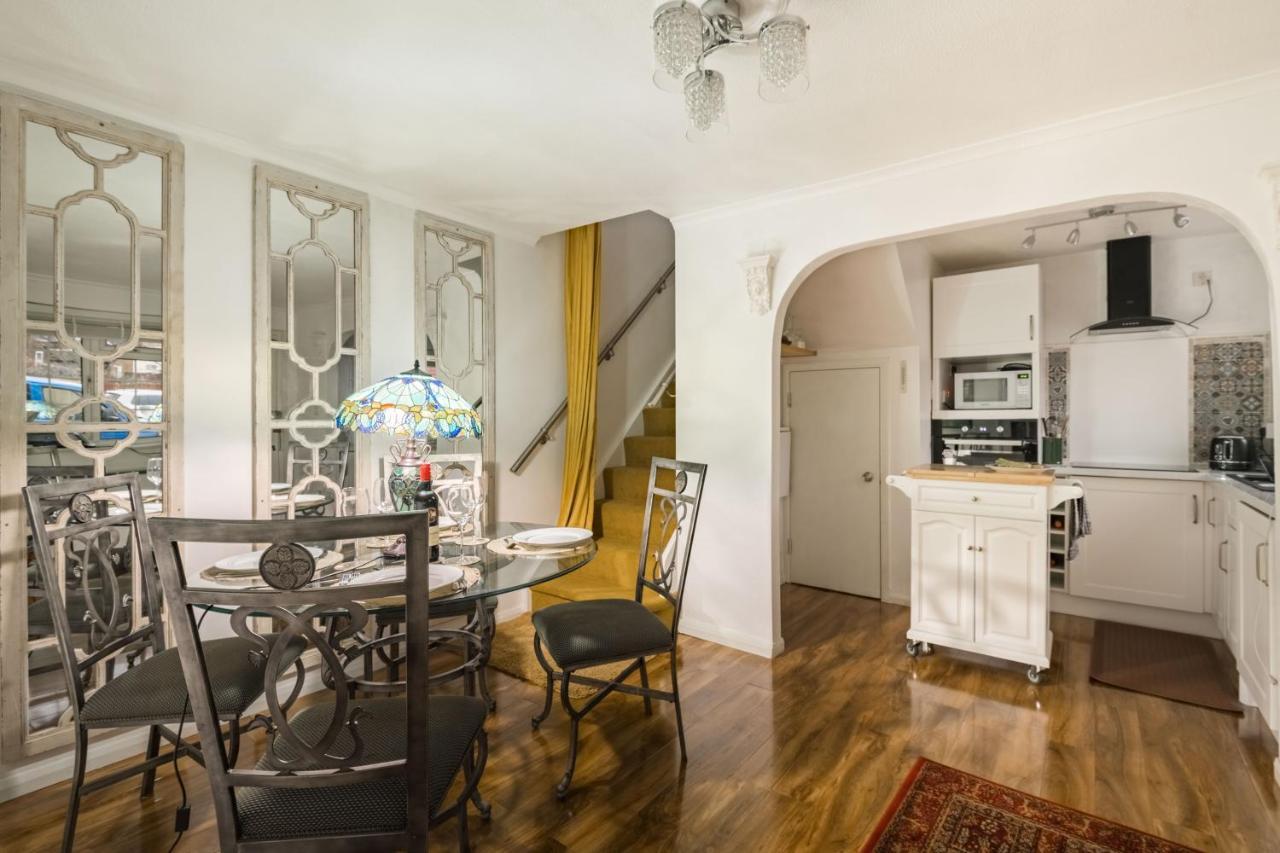 Apartment Exclusive In Acton By Underthedoormat *