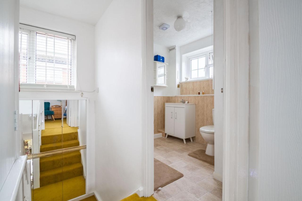 Apartment Exclusive In Acton By Underthedoormat
