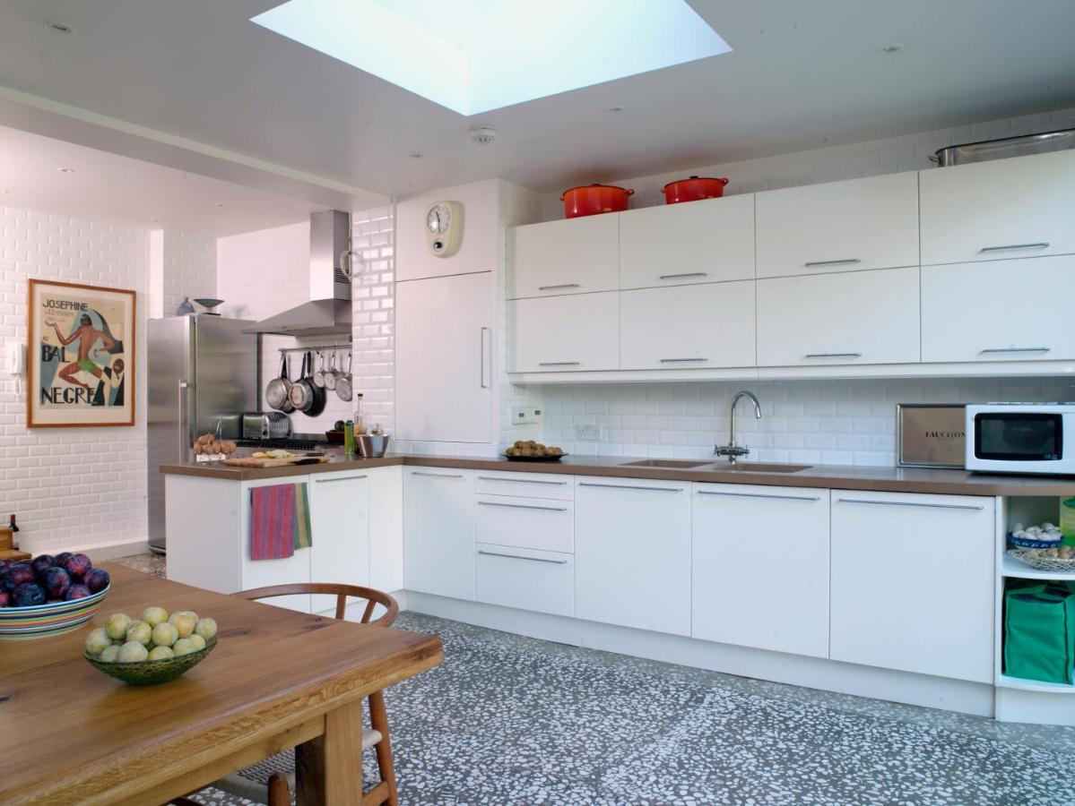 Stunning 5 Bed House With Private Garden Holiday home London