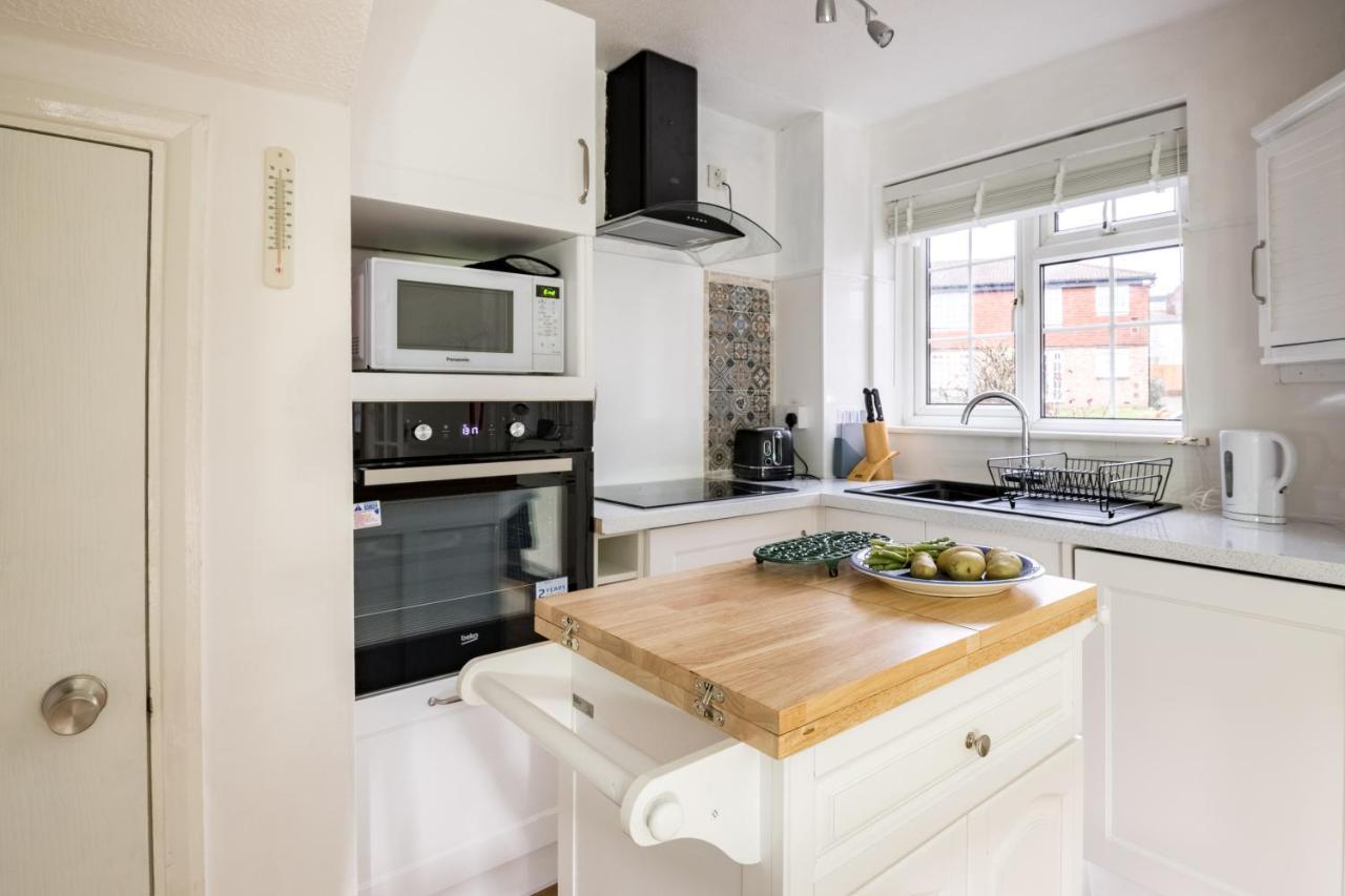 Apartment Exclusive In Acton By Underthedoormat *