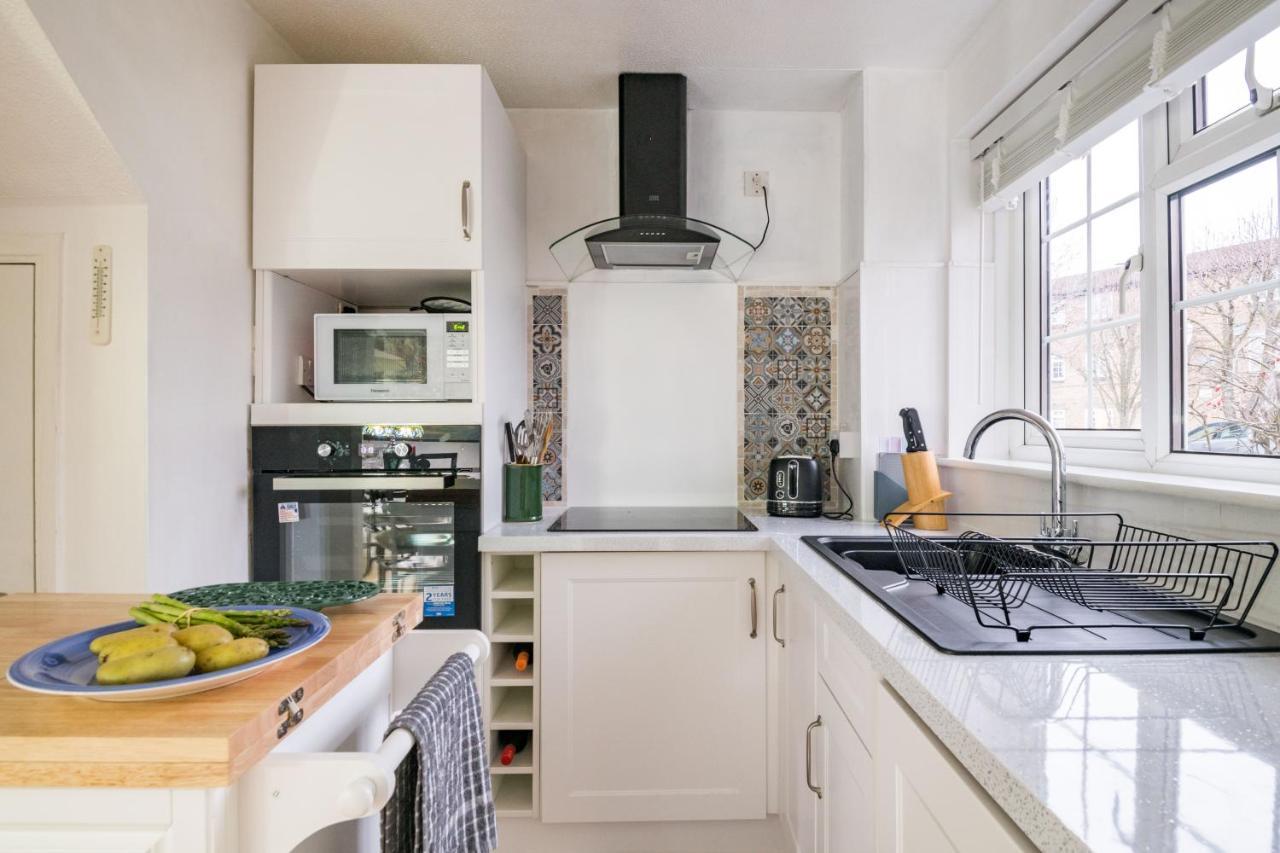 Apartment Exclusive In Acton By Underthedoormat