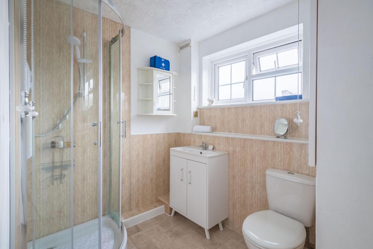 Apartment Exclusive In Acton By Underthedoormat *