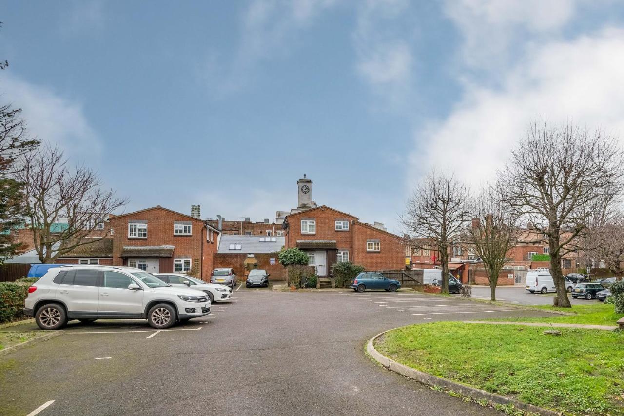 Exclusive In Acton By Underthedoormat Apartment *