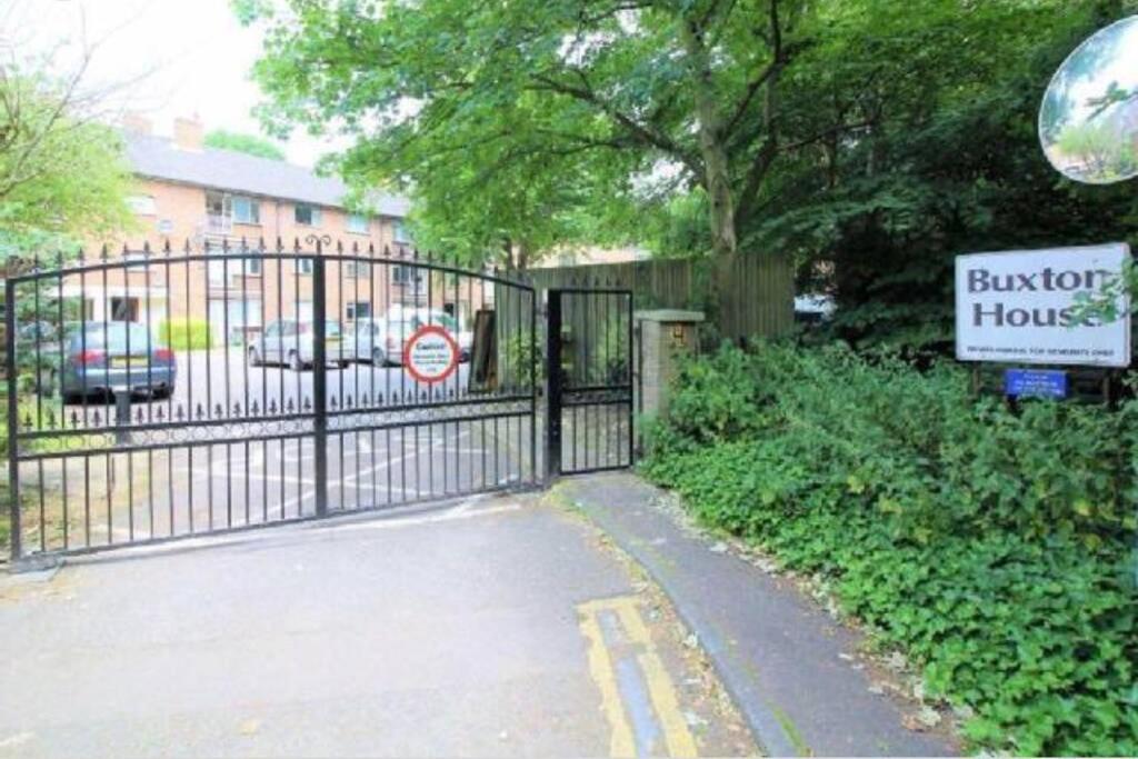 Large 3 Bedroom In Gated Development London