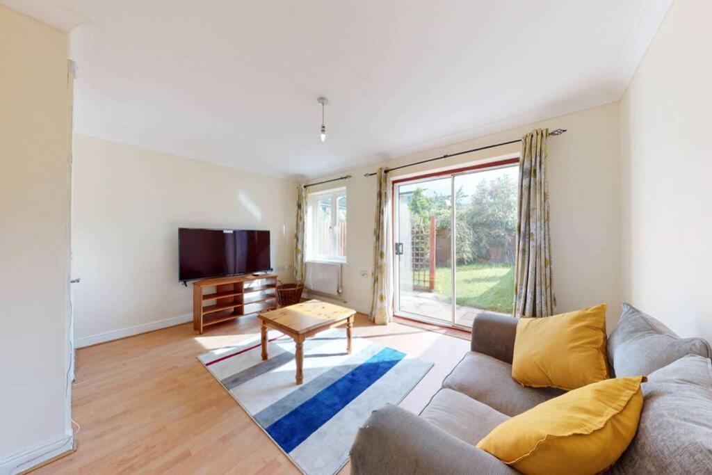 Apartment Super 2 Bed House With Privategarden