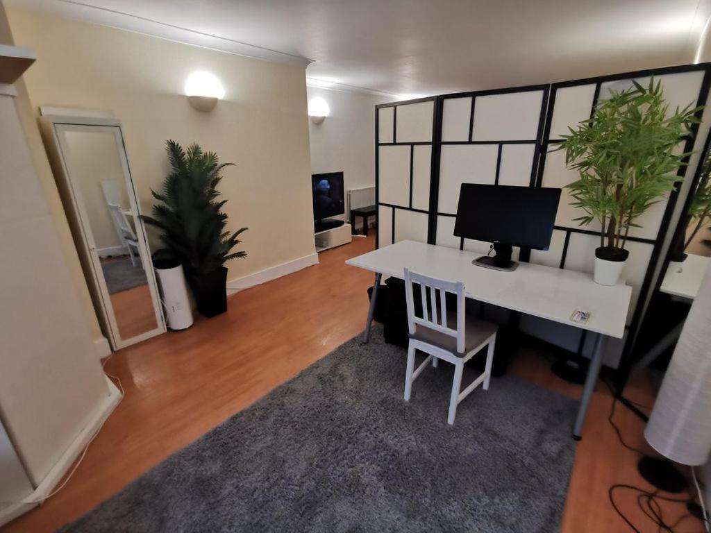 Large Modern Gf 1-bed Sleeps 2 Apartment *