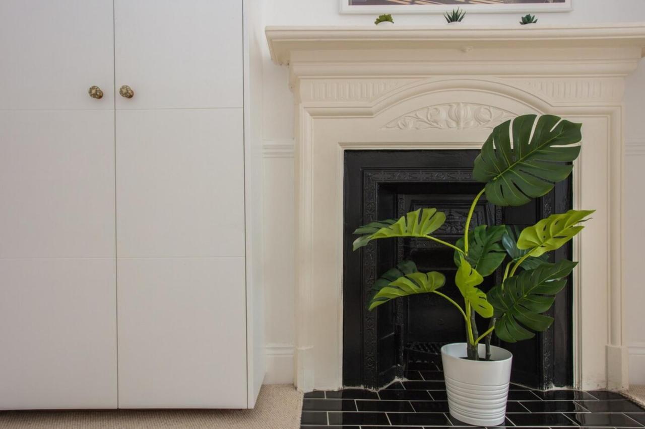 Stylish & Modern 3 Bed Flat In Nw With Garden Holiday home *