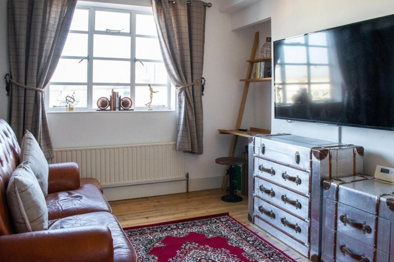 Beautifully Decorated Contemporary 2 Bedroom Flat Apartment