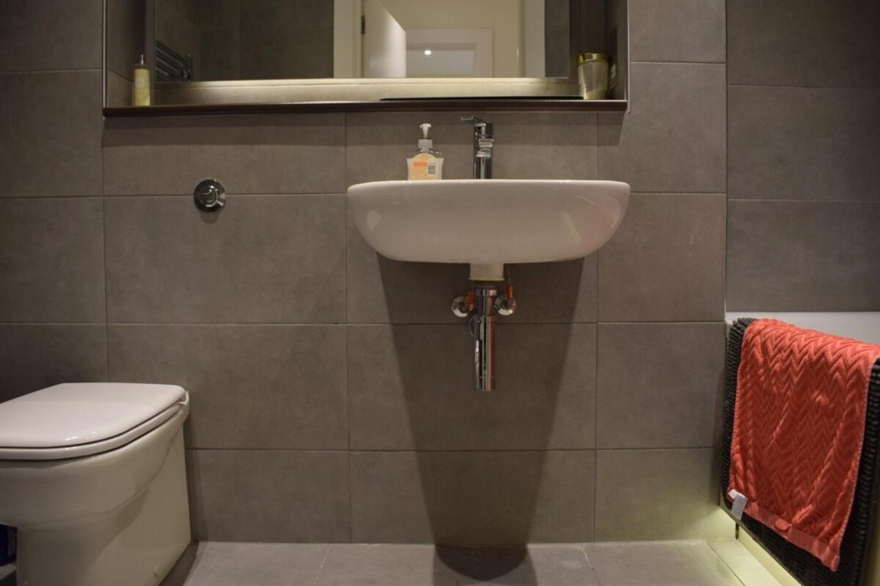 Bright 1 Bedroom Flat In North With Balcony * Londres