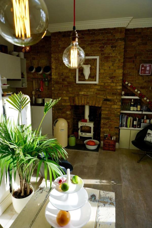 Beautiful Canalside 1-bedroom Flat With Terrace London
