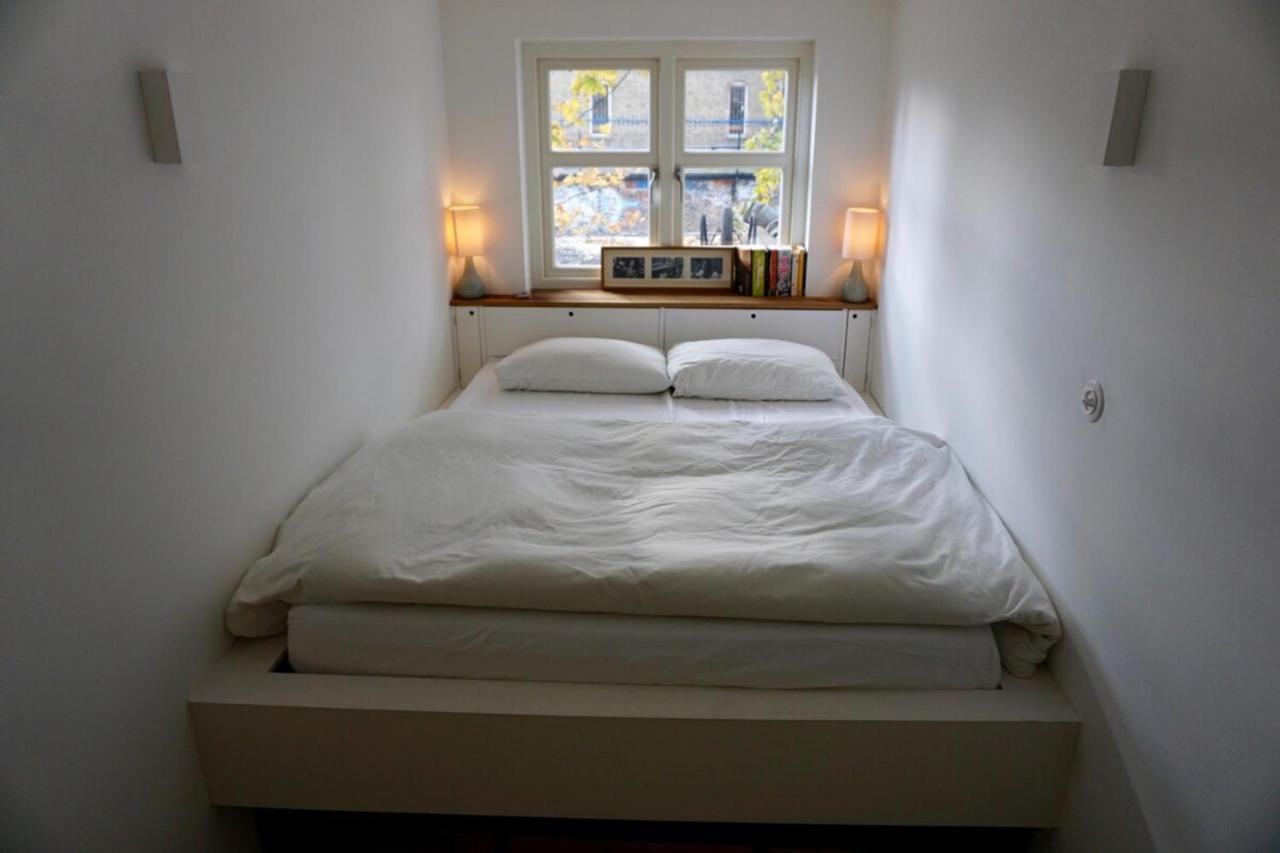 Beautiful Canalside 1-bedroom Flat With Terrace Apartment