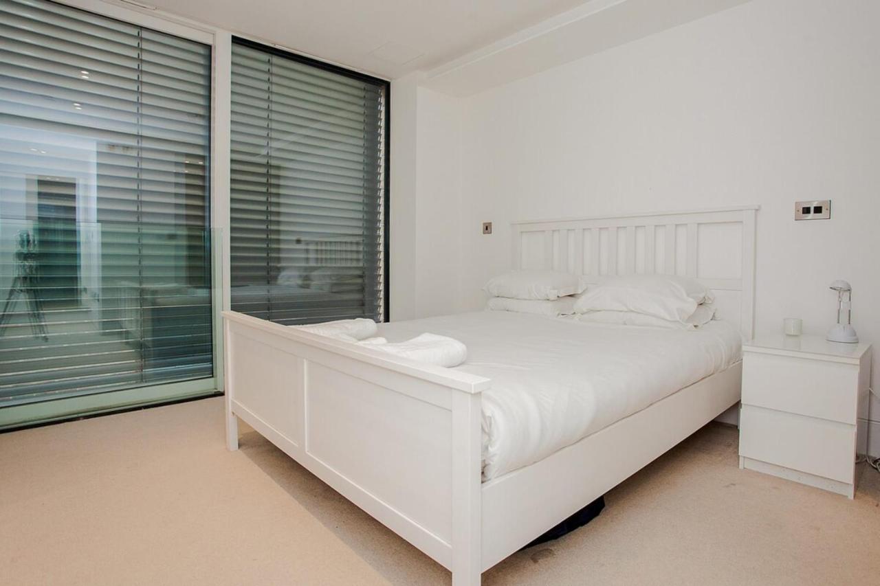 Beautiful Newly Renovated 2 Bed In Bank Apartment *