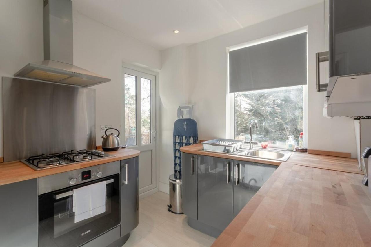 Modern 2 Bedroom In Morden Apartment London
